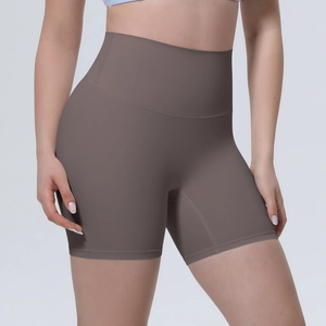 Gros plan sur le short de yoga sans couture taille haute en mauve foncé au tissu élastique
