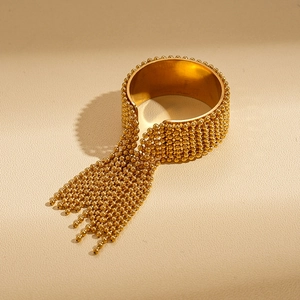 Detail eines böhmischen goldenen Perlenarmreifens mit gestuften Quasten aus Metall