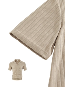 Vue détaillée d'une chemise kaki à manches courtes avec tissu jacquard à rayures et boutons