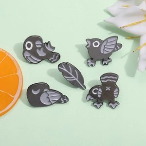 Lot de 5 broches en émail gris foncé motifs oiseaux et plume en alliage métallique