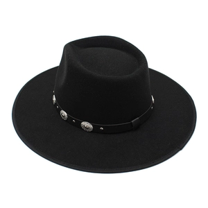 Schwarzer Wollfilzhut mit Lederband im Ethno-Stil und silbernen Metall-Conchos