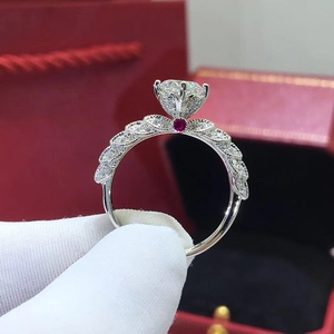 Dettaglio dell'anello in argento con fascia a forma di foglia e rubino centrale