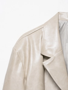 Detailaufnahme der beigen Kunstlederjacke mit Reverskragen und feinen Nähten