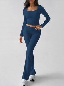 Détail de l'ensemble haut court à manches longues bleu marine et pantalon de yoga évasé