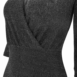Détail du décolleté en V profond et du tissu noir scintillant aux reflets argentés