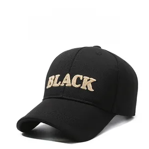 Detail der schwarzen Baseballkappe mit hochwertiger goldener BLACK Stickerei