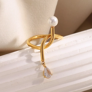 Détail de la bague plaquée or 18K avec perle ronde et pampille en zircon goutte d'eau