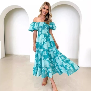 Robe fleurie en mousseline à épaules dénudées avec manches bouffantes style bohème