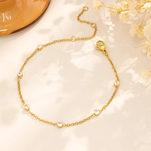 Gros plan du bracelet en acier inoxydable doré 18 carats avec six zircons transparents