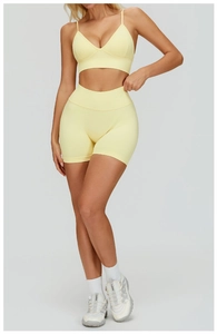 Détail du short de yoga taille haute jaune pâle sans couture et du soutien-gorge assorti