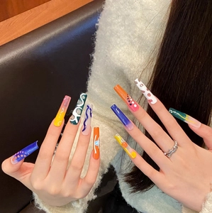 Extra lange ballerina kunstnagels met kleurrijke handgeschilderde geometrische golven