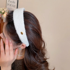 Détail du serre-tête blanc en peluche avec plaque dorée KOREA pour un style hivernal doux
