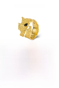 Detail of S925 silver ring with 18K gold plating and black teardrop gemstone inlay