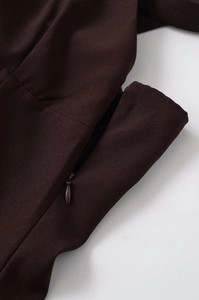 Détail du tissu sergé marron foncé avec fermeture éclair invisible de haute qualité