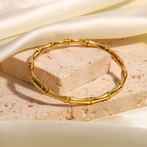 Bracelet jonc en acier inoxydable plaqué or 18 carats avec design bambou sur soie