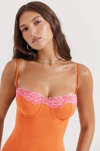 Nahaufnahme des orangen Oberteils mit rosa Spitzenbesatz und feiner Netzstruktur