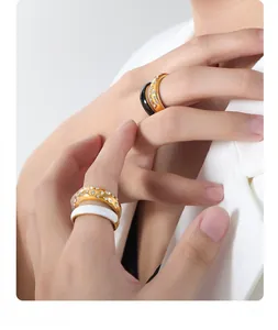 Détail de bagues superposées plaquées or 18 carats avec cristaux et émail coloré