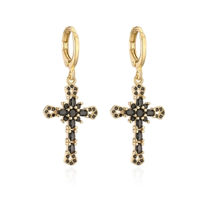 Dettaglio orecchini a croce placcati oro 18K con zirconi neri e chiusura a cerchio