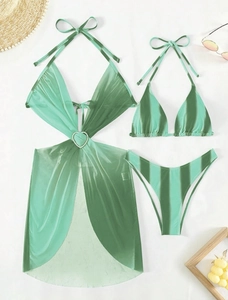 Detail des mintgrünen Bikinis mit Herzschnalle und passendem Netz-Überwurf