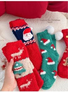 Gros plan de chaussettes de Noël en polaire corail avec motifs festifs en relief 3D