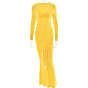 Détail de la robe moulante jaune montrant la jupe froncée et le design cache-cœur sur mannequin