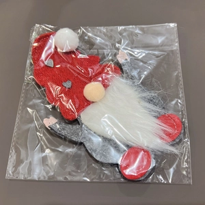 Detailansicht eines Weihnachts-Gnom-Besteckhalters in Plastikverpackung für die Feiertage