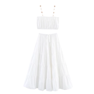Damen Weißes Gesmoktes Cami Crop Top Und Stufen Maxi Rock Outfits Mit Muschel Seestern Metall Dekor Urlaub Resort Stil