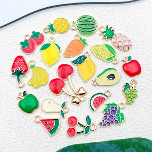 Dettaglio di 20 ciondoli colorati in smalto a forma di frutta e verdura per gioielli fai da te