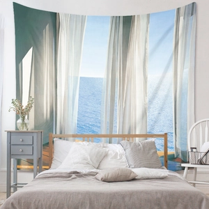Détail d'une tenture murale avec vue sur mer et fenêtre pour une déco de chambre boho