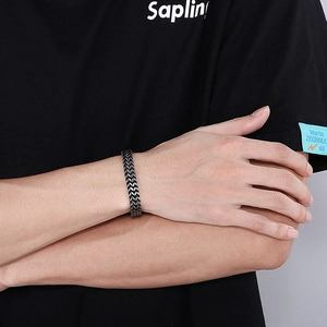 Nahaufnahme eines zweireihigen Drachenknochen-Armbands aus schwarzem Edelstahl für Herren