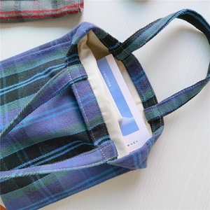 Nahaufnahme einer kleinen Vintage Canvas Tragetasche mit britischem Karomuster und Futter