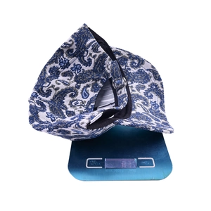Casquette de baseball légère à motif paisley bleu et blanc sur une balance de précision