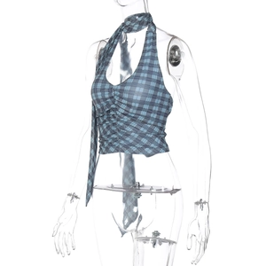 Détail du haut licou à carreaux bleu-gris avec cravate assortie sur un mannequin