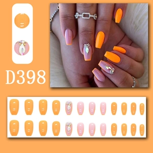 Details von Ballerina-Nägeln mit orangen French-Tips und glitzernden Strasssteinen