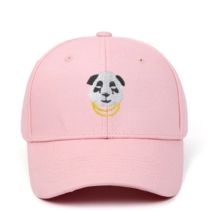 Détail d'une casquette en coton rose avec broderie de panda hip-hop et collier doré