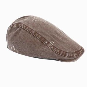 Détails de la casquette gavroche vintage marron café avec bords effilochés et usés