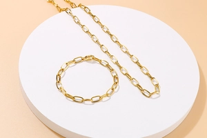 Detail von goldenem Büroklammer-Ketten-Set aus Halskette und Armband auf Display