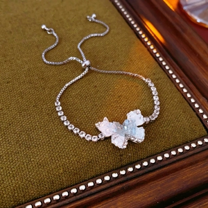 Détail du bracelet papillon réglable avec pierres d'opale bleue et chaîne au fini argent