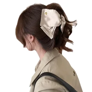 Grande pince à cheveux élégante en satin beige avec un emblème en métal doré chic