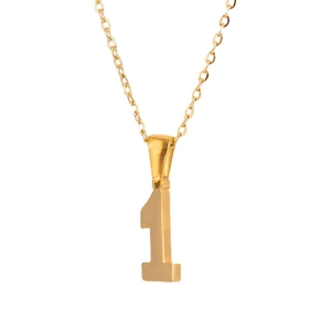 Collier minimaliste en acier inoxydable doré avec un pendentif chiffre 1 sur une chaîne fine