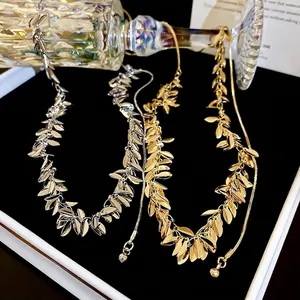 Collana a frange con paillettes a foglia oro e argento su scatola di velluto nero