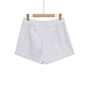 Vue détaillée du short jupe-culotte à rayures verticales noires sur fond blanc pur