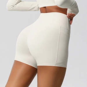 Gros plan d'un short de yoga taille haute ivoire avec poches latérales et coutures plates