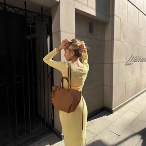 Ensemble deux pièces avec pull en maille jaune à manches longues et jupe midi