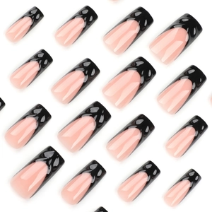 Unghie finte quadrate nude e nere stile French manicure con finitura lucida