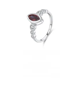 Makroaufnahme von S925 Silberring mit marquise rotem Stein und weißen Zirkonia-Akzenten
