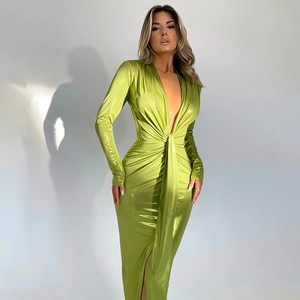 Détail de la robe verte métallisée avec col en V profond, manches longues et taille plissée