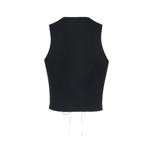 Gedetailleerd achteraanzicht van een zwarte mouwloze crop top met trekkoord aan de zoom