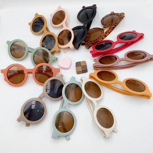Dettaglio degli occhiali da sole opachi rotondi per bambini in vari colori con UV400