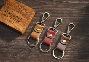 Gedetailleerde macro-opname van echt lederen autosleutelhangers in drie vintage kleuren